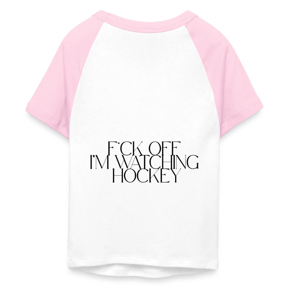 I’m Watching Hockey Cropped Baseball T-Shirt - Weiß/Pink